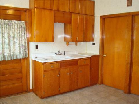 523 W 30th St, Ashtabula, OH 44004 photo 2