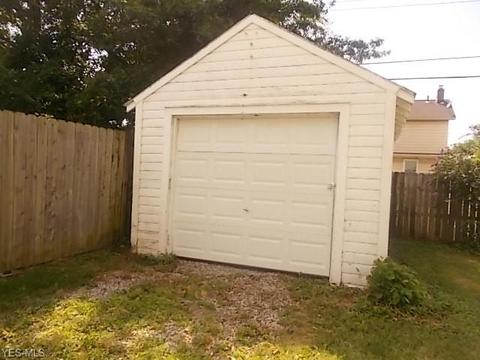 116 Longfellow St, Elyria, OH 44035 photo 4