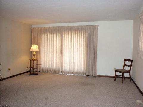 549 Augdon Dr, Elyria, OH 44035 photo 2