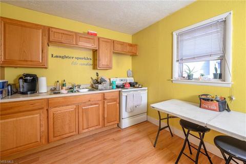 74 Wise St, Akron, OH 44304 photo 4