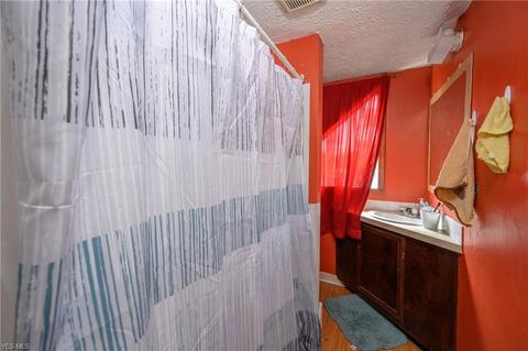 74 Wise St, Akron, OH 44304 photo 9