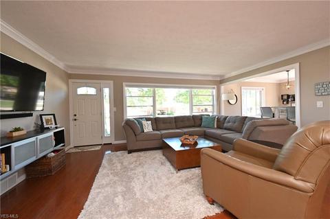 7585 Selwick Dr, Parma, OH 44129 photo 2