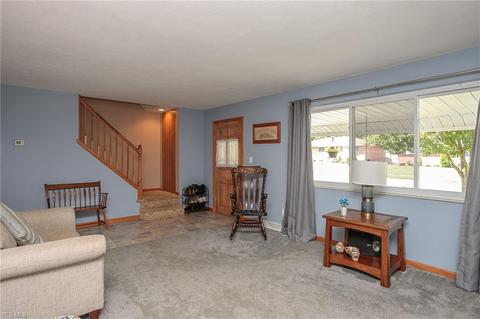 7635 Key West Dr, Parma, OH 44134 photo 2