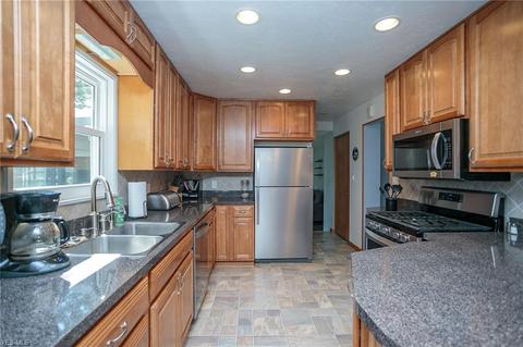 7635 Key West Dr, Parma, OH 44134 photo 9