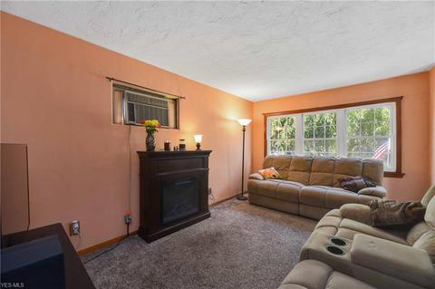 709 Clark St, Elyria, OH 44035 photo 2