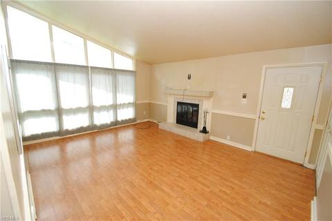 376 Wallace Dr, Berea, OH 44017 photo 2