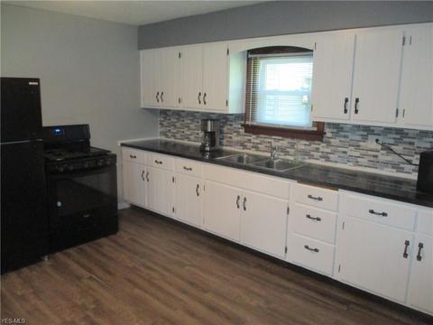 28 Spring St, Struthers, OH 44471 photo 2
