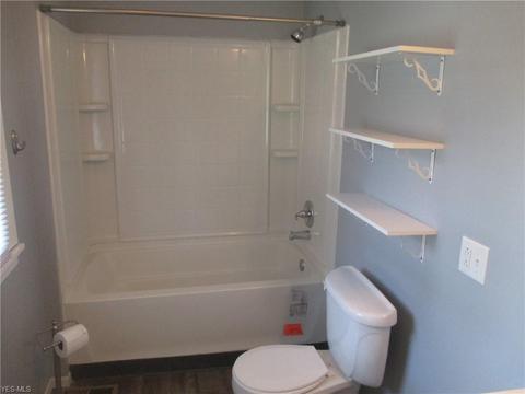 28 Spring St, Struthers, OH 44471 photo 4