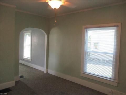 28 Spring St, Struthers, OH 44471 photo 3