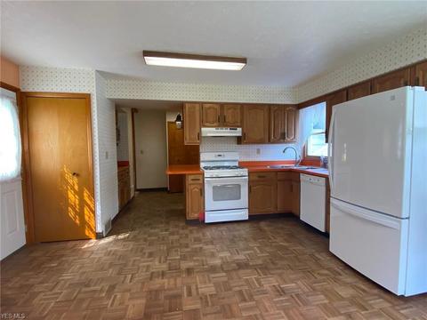 134 Maple Ave, Chardon, OH 44024 photo 8