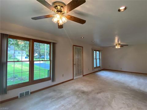 134 Maple Ave, Chardon, OH 44024 photo 4