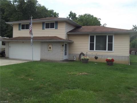 8021 Pinehurst Dr, Parma, OH 44129 photo 1