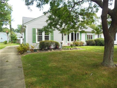 1114 Locust Dr, Ashtabula, OH 44004 photo 2