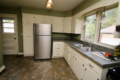 5405 Harmony Ln, Willoughby, OH 44094 photo 4