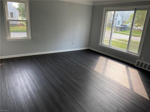 675 E 241st St, Euclid, OH 44123 photo 8