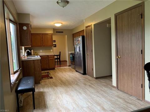 466 Hampton Dr, Elyria, OH 44035 photo 8