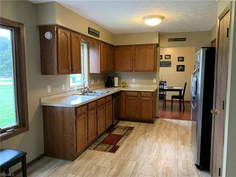 466 Hampton Dr, Elyria, OH 44035 photo 4