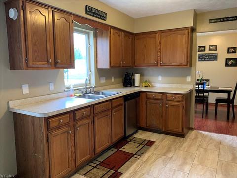 466 Hampton Dr, Elyria, OH 44035 photo 3