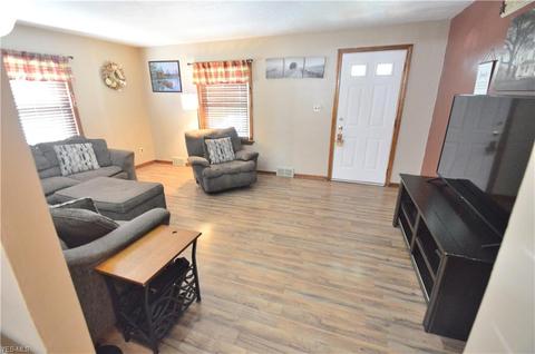 193 Wilson St, Struthers, OH 44471 photo 2