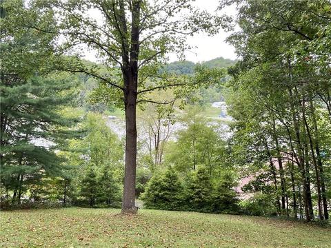 511 E Mohawk Dr, Malvern, OH 44644 photo 2