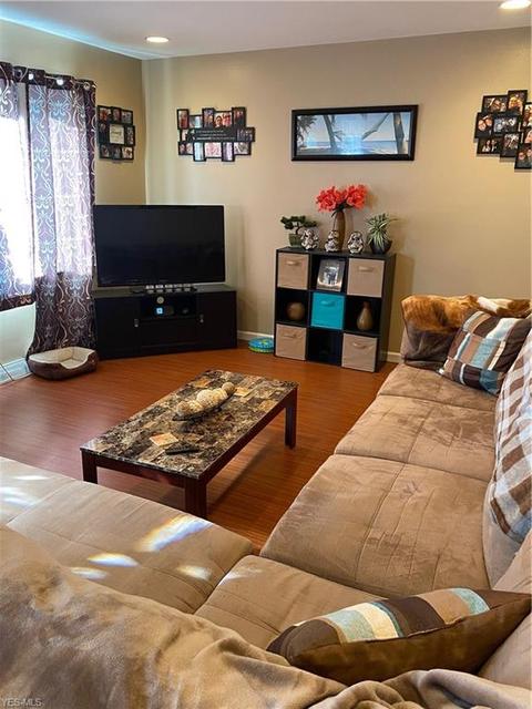 581 Willow Park Rd, Elyria, OH 44035 photo 3