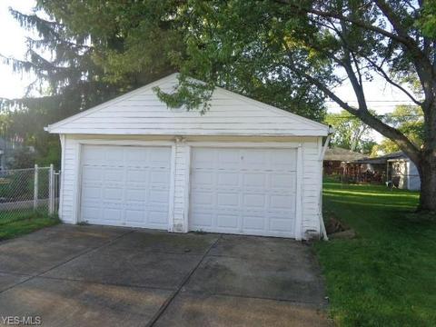 10921 Schwab Dr, Parma, OH 44130 photo 4