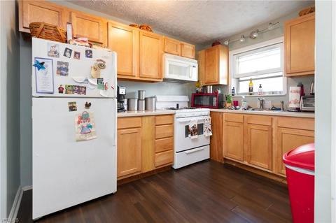602 E Broad St, Elyria, OH 44035 photo 4