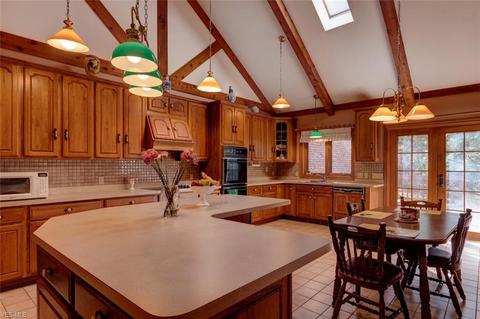 2910 Millgate Dr, Willoughby Hills, OH 44094 photo 3