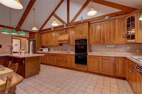 2910 Millgate Dr, Willoughby Hills, OH 44094 photo 2