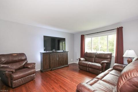 7622 Roeper Rd, Parma, OH 44134 photo 3