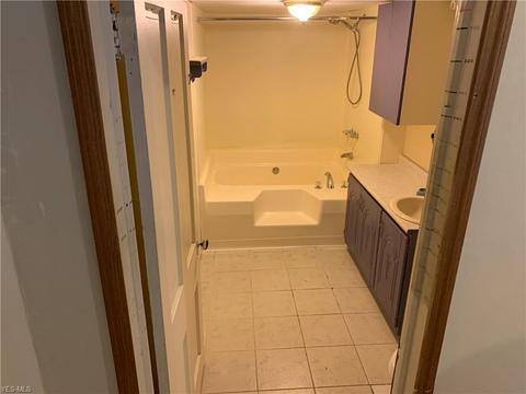 282 Broad St, Struthers, OH 44471 photo 7