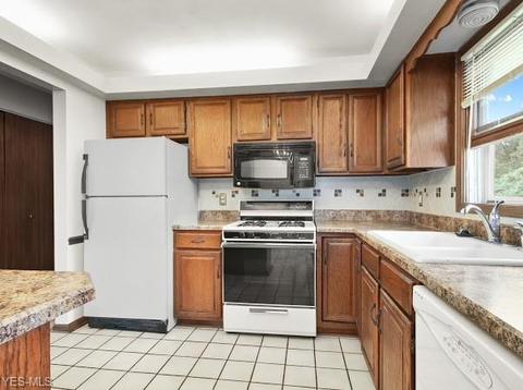 27 Wetmore Dr, Struthers, OH 44471 photo 2