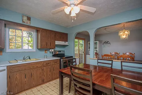8100 Pinehurst Dr, Parma, OH 44129 photo 11