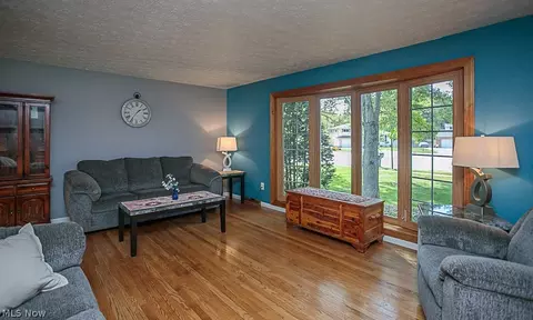 8100 Pinehurst Dr, Parma, OH 44129 photo 4