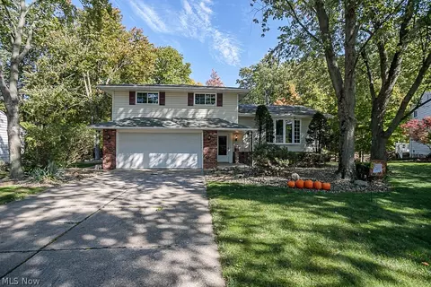 8100 Pinehurst Dr, Parma, OH 44129 photo 1