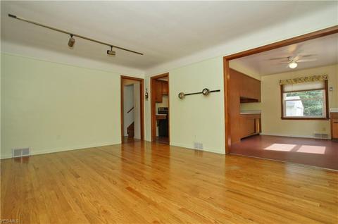 407 E 266th St, Euclid, OH 44132 photo 10