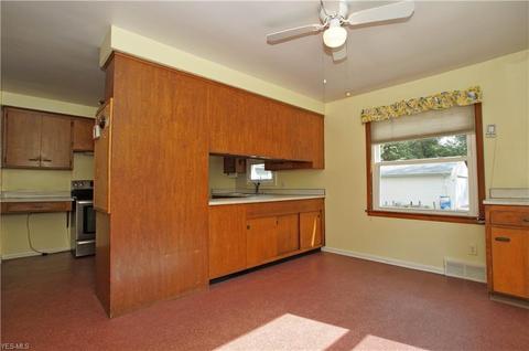 407 E 266th St, Euclid, OH 44132 photo 6