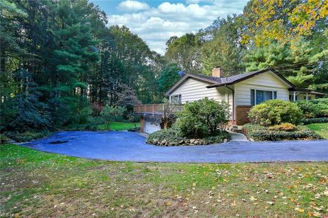 34520 Maple Dr, Solon, OH 44139 photo 2