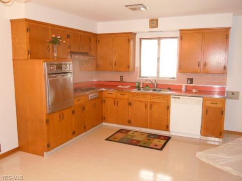 79 Baker St, Berea, OH 44017 photo 2