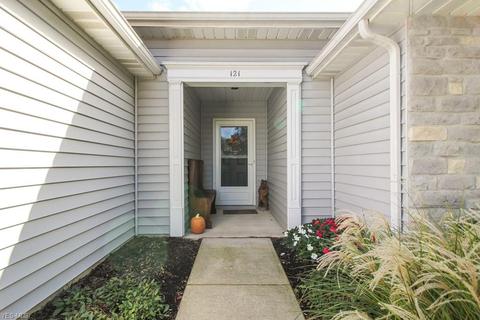 121 Gleneagle Dr, Elyria, OH 44035 photo 2