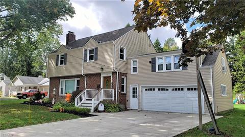 135 Maple Ave, Chardon, OH 44024 photo 2