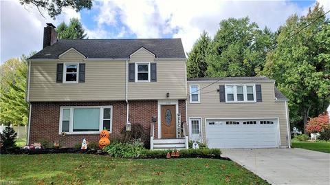 135 Maple Ave, Chardon, OH 44024 photo 1