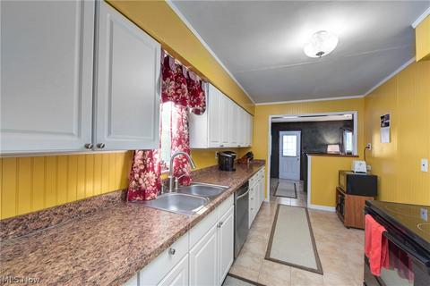 224 Hawthorne St, Elyria, OH 44035 photo 4