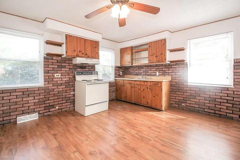 1634 Maple Dr, Lorain, OH 44052 photo 2