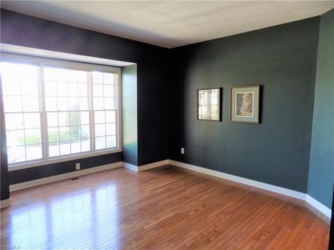 129 Brighton Dr, Aurora, OH 44202 photo 2