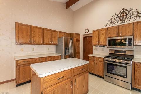 8469 Barbara Dr, Mentor, OH 44060 photo 2
