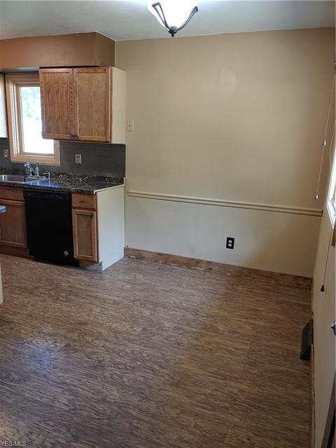 389 Walnut Dr, Berea, OH 44017 photo 5