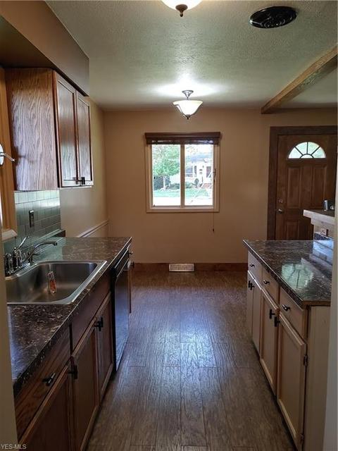 389 Walnut Dr, Berea, OH 44017 photo 2