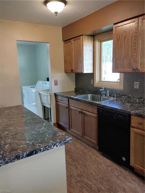 389 Walnut Dr, Berea, OH 44017 photo 3