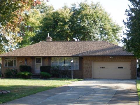 320 Starlight Dr, Seven Hills, OH 44131 photo 2